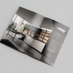 Double page de publicité qui présente le client Aran Cucine qui est concepteur de cuisines